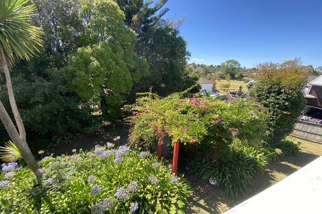 Photo of property in 2/32 Knightsbridge Drive, Forrest Hill, Auckland, 0620