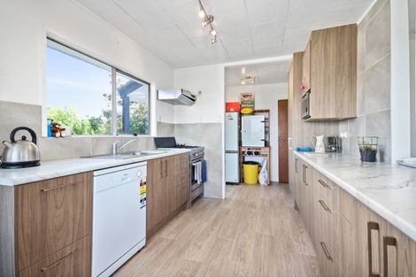 Photo of property in 11 Landsdale Place, Massey, Auckland, 0614