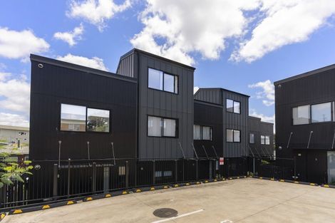 Photo of property in 11/8 Chivalry Road, Glenfield, Auckland, 0629