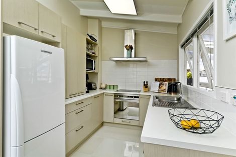 Photo of property in 7 Porter Avenue, Te Atatu South, Auckland, 0610