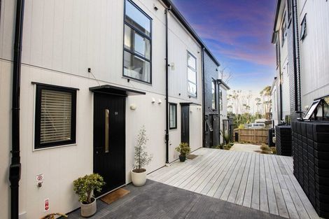 Photo of property in 33 Tokai Place, Glen Eden, 0602