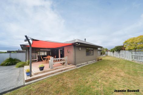 Photo of property in 9 Walnut Grove, Kelvin Grove, Palmerston North, 4414