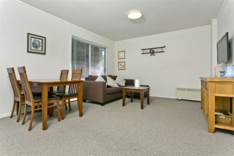 Photo of property in 2/52 Sunnynook Road, Sunnynook, Auckland, 0620