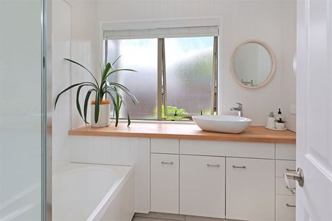 Photo of property in 22 Graven Court, Henderson, Auckland, 0612