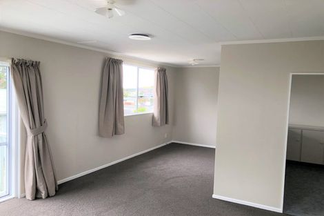 Photo of property in 47f2 Edgecombe Street, Newlands, Wellington, 6037