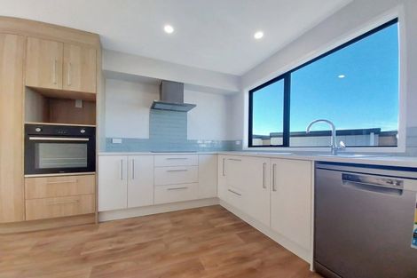Photo of property in 2 Mikoikoi Crescent, Mangere Bridge, Auckland, 2022