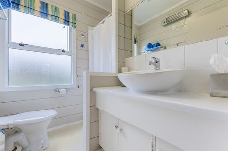 Photo of property in 115 Field Way, Waikanae Beach, Waikanae, 5036