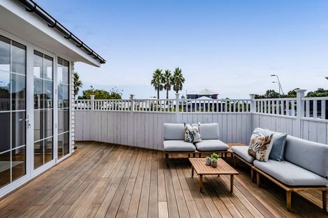 Photo of property in 10 Mangorei Road, Strandon, New Plymouth, 4312