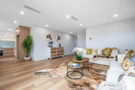 Photo of property in 30 Taipahitini Road, Rosehill, 2113