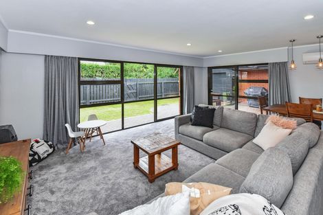 Photo of property in 2/10 Tulloch Place, Conifer Grove, Takanini, 2112