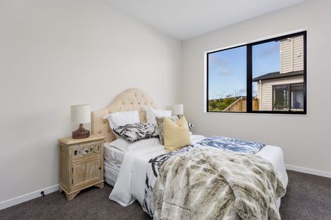 Photo of property in 128 Skulander Crescent, Orewa, 0931