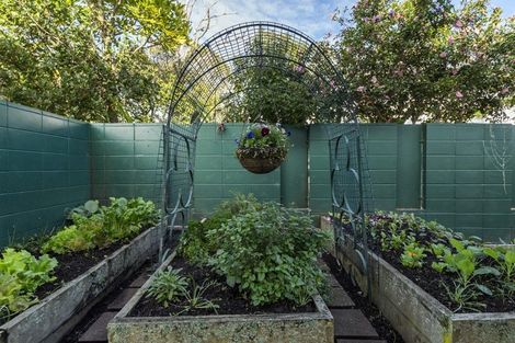 Photo of property in 33 Eversleigh Road, Belmont, Auckland, 0622