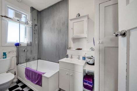 Photo of property in Devonport Apartments, 50/127 Saint Aubyn Street, New Plymouth, 4310