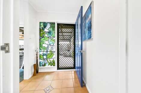 Photo of property in 22 Deverell Place, Northcross, Auckland, 0632