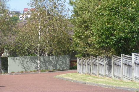 Photo of property in 13 La Roche Place, Northcote, Auckland, 0627