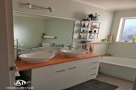 Photo of property in 17a Kingsbridge Place, Newlands, Wellington, 6037