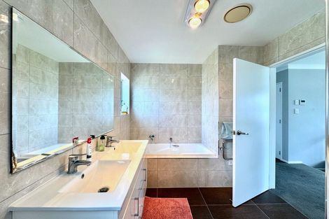 Photo of property in 152 Hill Road, The Gardens, Auckland, 2105