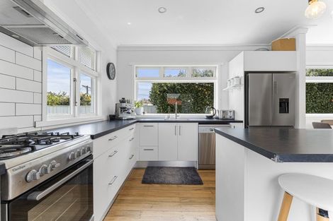 Photo of property in 130 Seaview Road, Westown, New Plymouth, 4310