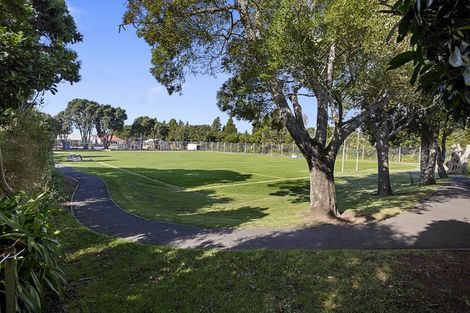 Photo of property in 9d Paynters Avenue, Strandon, New Plymouth, 4312