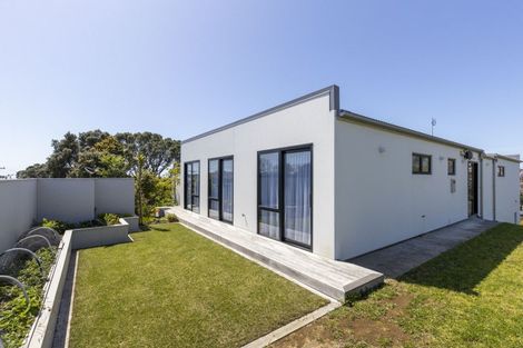 Photo of property in 5 Barrett Road, Spotswood, New Plymouth, 4310