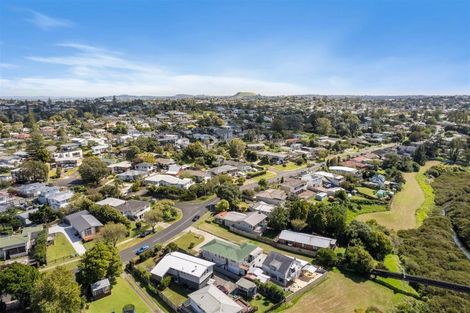 Photo of property in 86 Ennis Avenue, Pakuranga Heights, Auckland, 2010