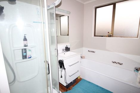 Photo of property in 10 Bayswater Place, Newlands, Wellington, 6037