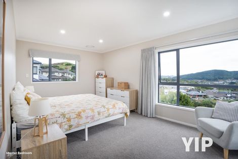 Photo of property in 140 Woodman Drive, Tawa, Wellington, 5028