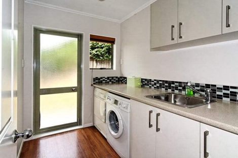 Photo of property in 13 La Roche Place, Northcote, Auckland, 0627