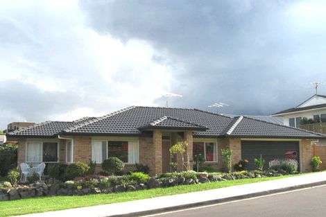 Photo of property in 1 Oakpark Place, West Harbour, Auckland, 0618