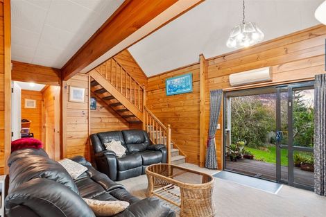 Photo of property in 22 Worthington Place, West Harbour, Auckland, 0618