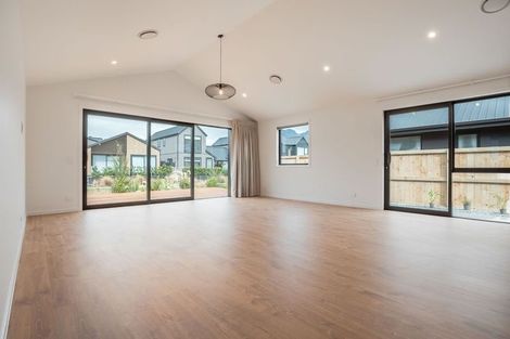 Photo of property in 19 Shelduck Road, Jacks Point, 9371