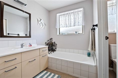 Photo of property in 25 Heaphy Place, Casebrook, Christchurch, 8051