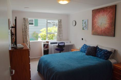 Photo of property in 40f2 Salford Street, Newlands, Wellington, 6037