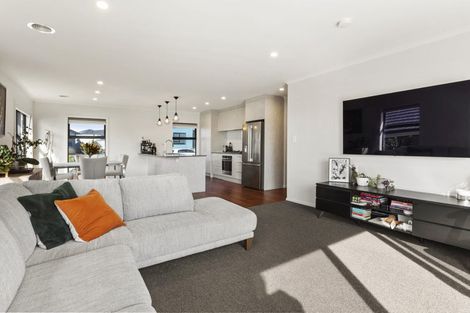 Photo of property in 5 Boeing Way, Newlands, Wellington, 6037