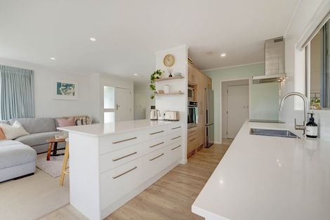 Photo of property in 1/39 Camrose Place, Glenfield, Auckland, 0629