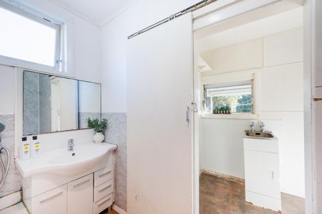 Photo of property in 21 Edgeware Road, Palmerston North, 4410