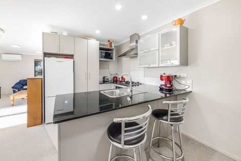 Photo of property in 2 Anna Lane, Glen Eden, Auckland, 0602