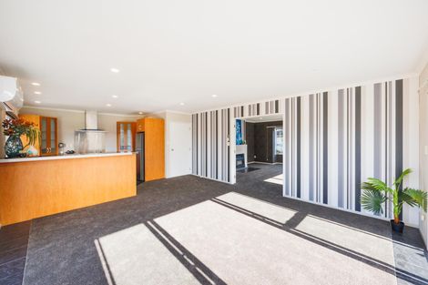 Photo of property in 20 Johnstone Drive, Fitzherbert, Palmerston North, 4410