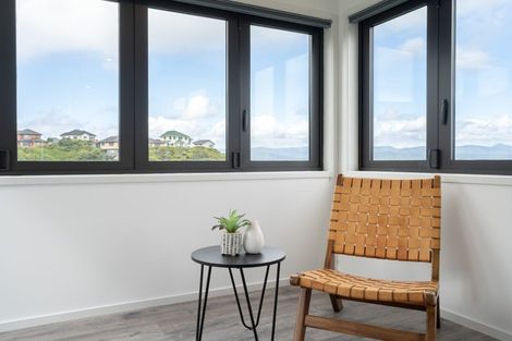 Photo of property in 7 Forbes Lane, Newlands, Wellington, 6037