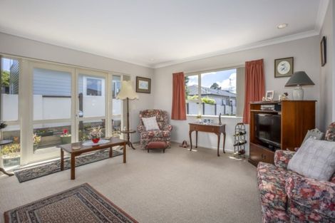 Photo of property in 9b Pinkerton Grove, Newlands, Wellington, 6037