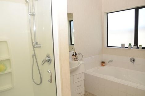 Photo of property in 34 Glen Bay Close, Pinehill, Auckland, 0632