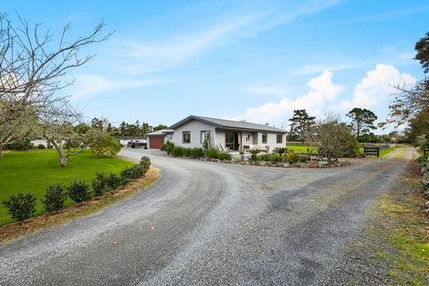 Photo of property in 124 Boord Crescent, Kumeu, 0891
