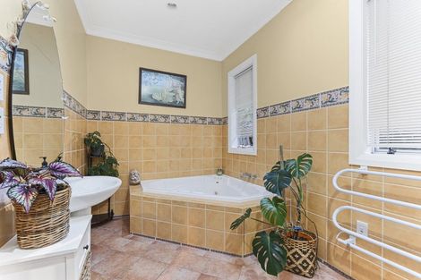 Photo of property in 42 Octavius Place, New Plymouth, 4312