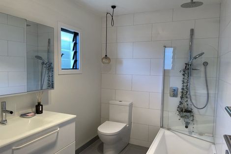 Photo of property in 28 Harbour View Road, Te Atatu Peninsula, Auckland, 0610