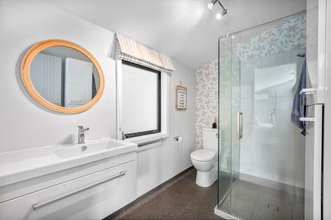 Photo of property in 4 Kahu Road, Paremata, Porirua, 5024