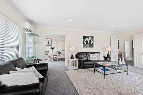 Photo of property in 12 Fearnley Grove, Albany, Auckland, 0632