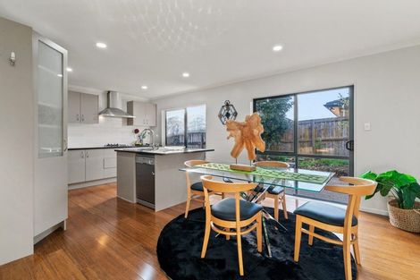 Photo of property in 43 Glenveagh Park Drive, Weymouth, Auckland, 2103