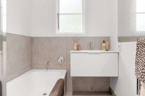 Photo of property in 56 Alfred Street, Fairfield, Hamilton, 3214