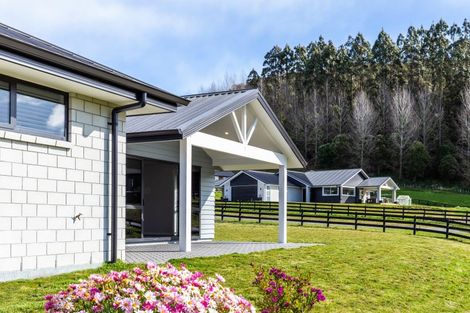 Photo of property in 11 Lochinvar Lane, Acacia Bay, Taupo, 3385