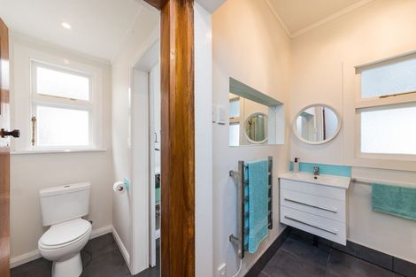 Photo of property in 19 Featherston Street, Takaro, Palmerston North, 4412